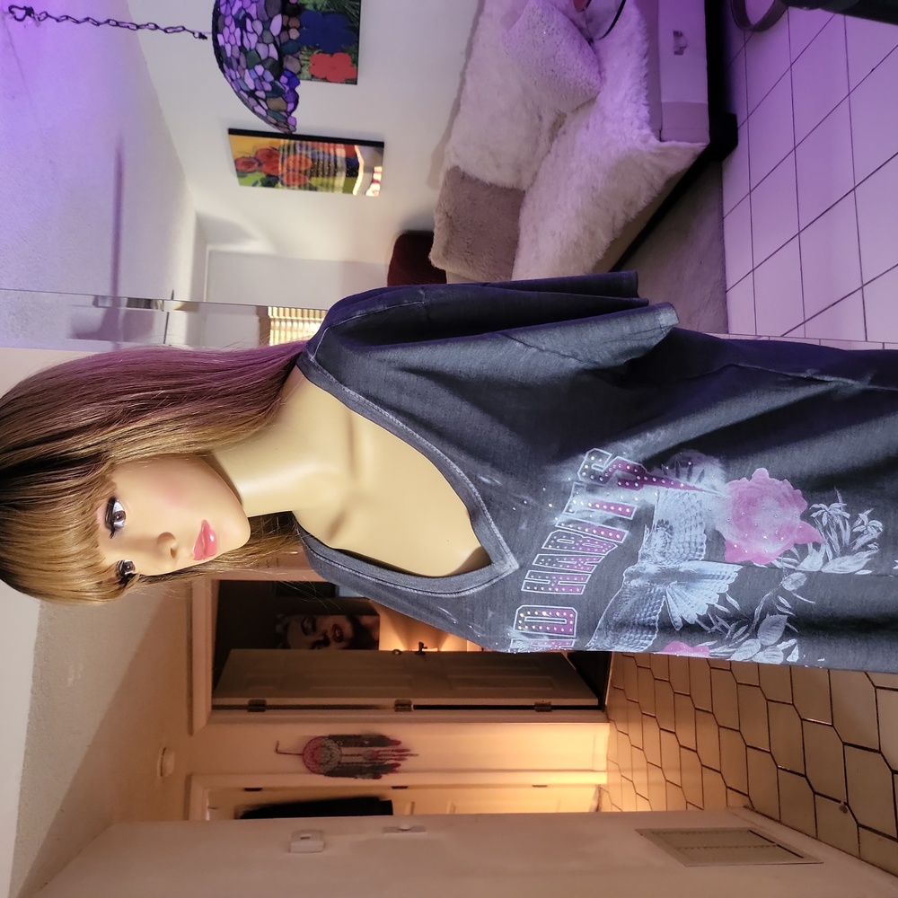 T-Shirt - Picture 2 of 3